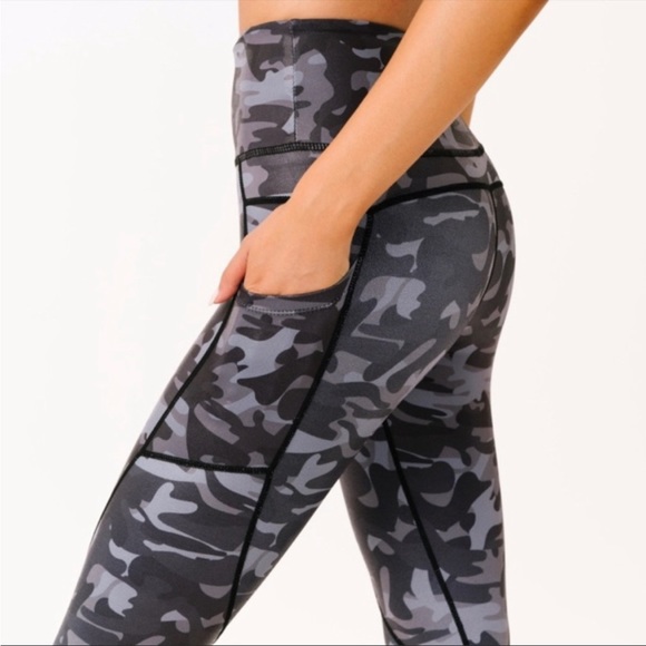 Zyia Black Camo Metallic Pocket Light N Tight High Rise Capri Leggings SZ 2 EUC - Picture 2 of 5